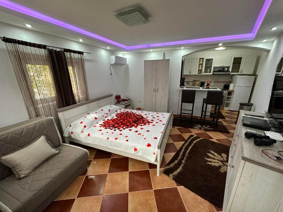 Sunshine Apartment With Private Pool And Parking كوتور المظهر الخارجي الصورة