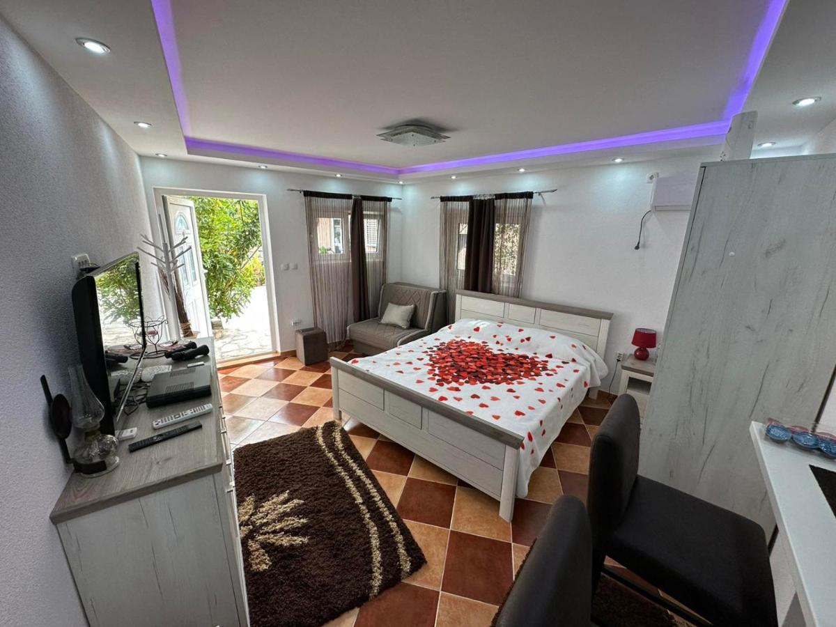 Sunshine Apartment With Private Pool And Parking كوتور المظهر الخارجي الصورة
