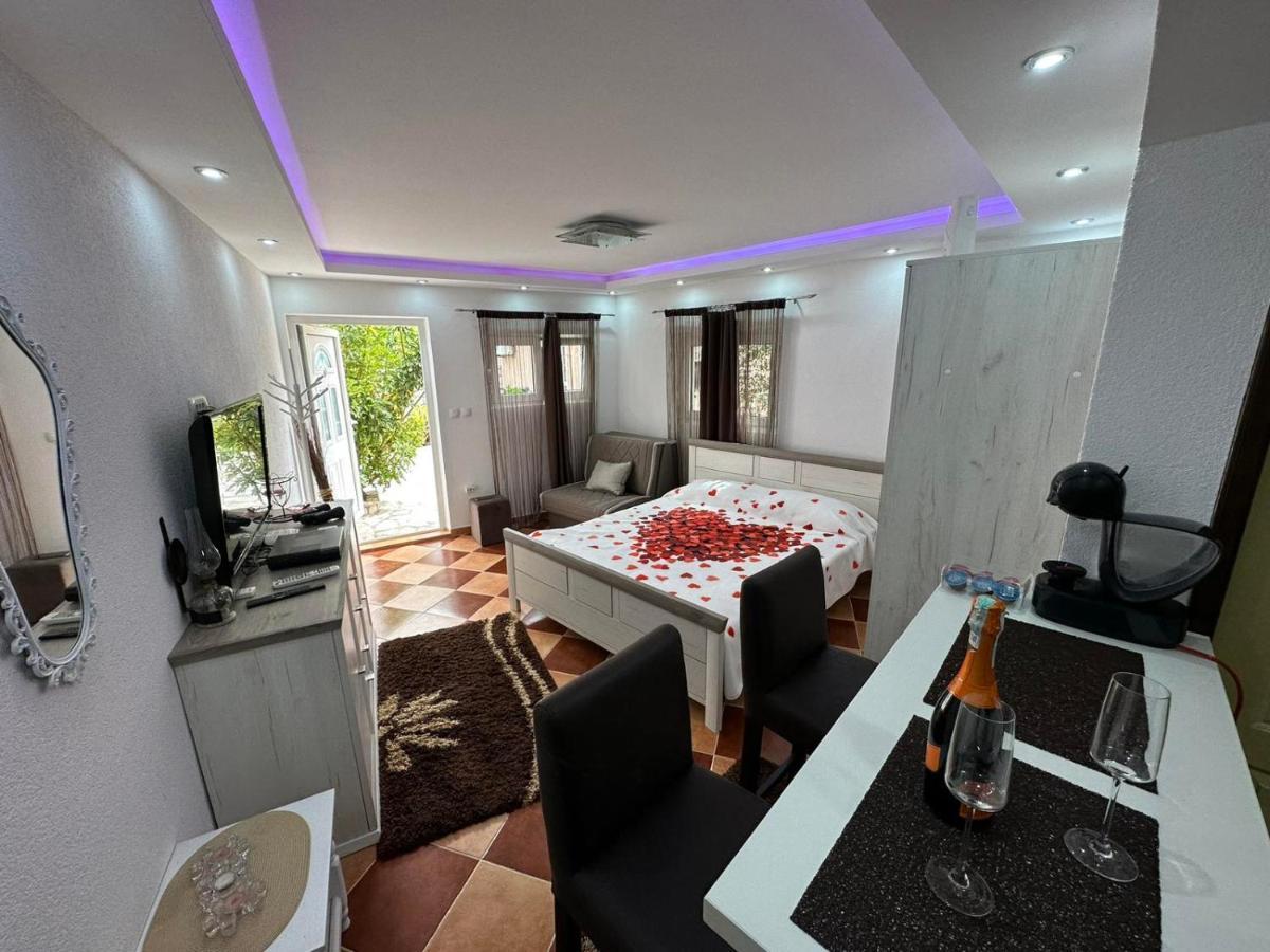 Sunshine Apartment With Private Pool And Parking كوتور المظهر الخارجي الصورة