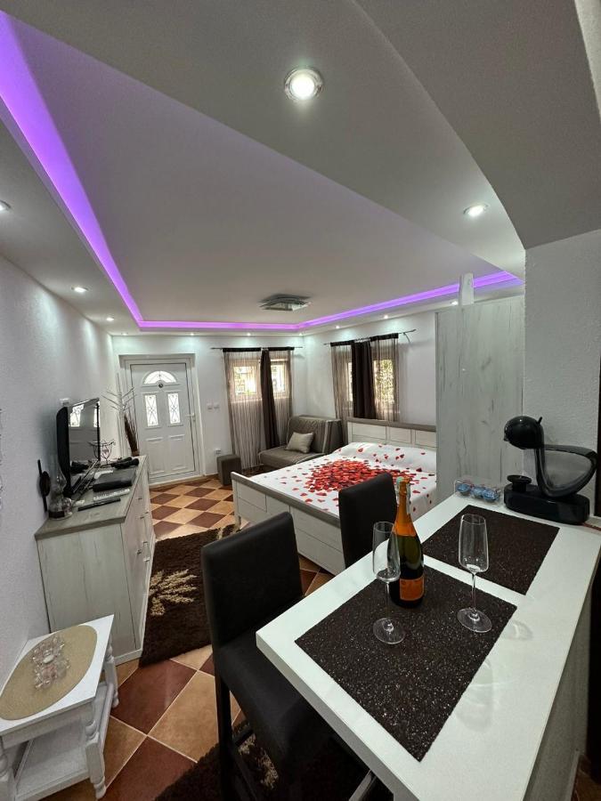 Sunshine Apartment With Private Pool And Parking كوتور المظهر الخارجي الصورة